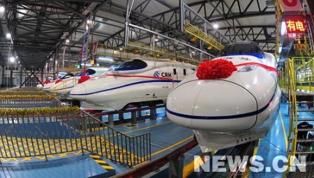 12月26日凌晨，在武汉动车基地，准备进行首日运营的动车组整装待发。新华社记者 程敏 摄