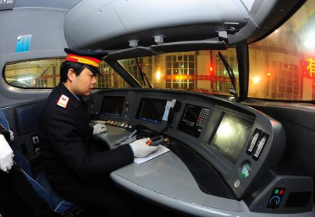 12月26日凌晨，出库司机准备将首列动车组从武汉动车基地开出库房，进入武汉火车站，执行首次武汉到广州的高速运营。新华社记者 程敏 摄