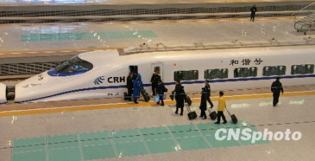 2009年12月26日上午9时，武汉至广州北的G1001次动车组从武汉站始发开往广州北。 中新社发 余明 摄