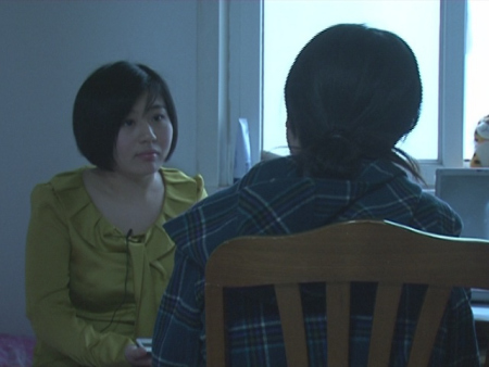 　图注：证监会工作人员李莉(背面)与新浪财经主持人权静独家对话，回应内幕交易举报。(来源：新浪财经张健摄)