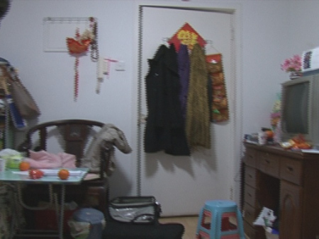 　　李莉和母亲现在居住的地方，即被举报的“骗购经济适用房”。(来源：新浪财经 张健摄)