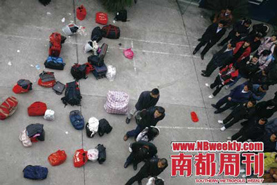 等待被遣返回乡的传销人员。