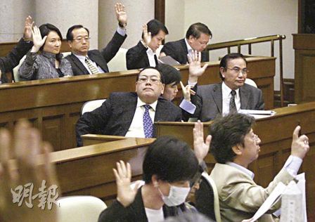 香港立法会罕有地以大比数通过立法监管住宅物业销售的议案，唯独地产及建造界代表石礼谦(中)投反对票。