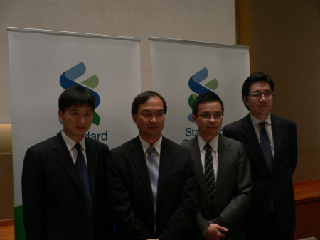 渣打今发研究月报指内地一线城市楼价最多下跌30%。右二为渣打香港亚洲区经济师刘健恒。(来源：新浪财经 鲁常悦 摄)