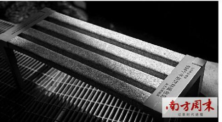 利乐公司用856个牛奶饮料纸包装，做成世博会园区的长椅。奥美供图 