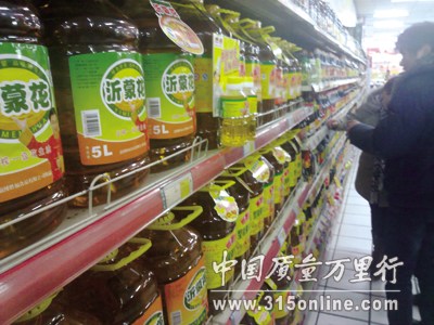 超市里摆满了胜福生产的“花生油”。（图片来源：中国质量万里行）