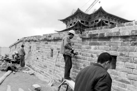 4月27日，大同古城墙东南角，东城墙和角楼已翻修一新，与之交结的南城墙修复工程开工在即。 (图片来源：时代周报 杜光利 摄)
