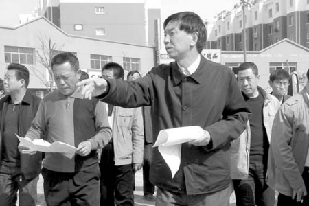 4月24日下午，耿彦波巡视工地。(图片来源：时代周报记者 杜光利 摄)