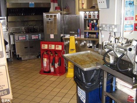 位于英国威斯特敏斯特市来赛斯特广场上的肯德基快餐店卫生状况堪忧