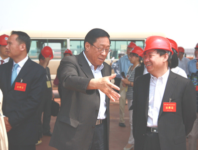 王玉锁主席同与会人员参观考察