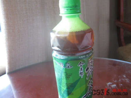 出现异物的“今麦郎”绿茶饮料。