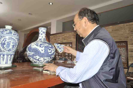 图4：黄云鹏大师正在比照古陶瓷片
