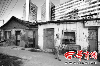 房产所有人张长福从自家房前走过，按照他的说法，政府应该补偿他600万元■本报特派北京记者 张宏伟 文/图