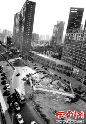 原来的尚家楼村已被改建为高档小区，高楼的业主个个身家数百万元，而原住户张长福仍坚守在马路当中的平房中