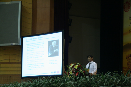 中信建投周金涛在2010年中期策略会上指出，4月份之后，中国经济将面临一个大拐点。(图片来源：新浪财经 肖丹 摄)