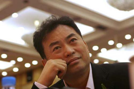 身份复杂的收藏家与中间人张锐。