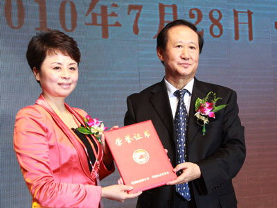 李德成为阳光保险颁发证书(图片来源：新浪财经 梁斌 摄)