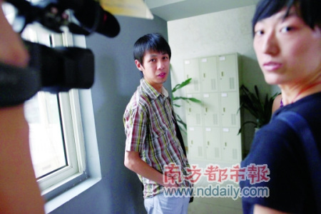 7月30日，因报道上市公司关联交易内幕而成为通缉门主角的仇子明回到经济观察报社。CFP