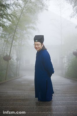 李一不乐意与记者面谈，但愿意面对镜头身着道袍漫步竹林薄雾之中。 (叶雨/图)