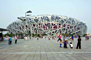 鸟巢　建筑面积：25.8万平米　赛时功能：开闭幕式、田径、足球　赛后利用：足球、滑雪场、大型活动等