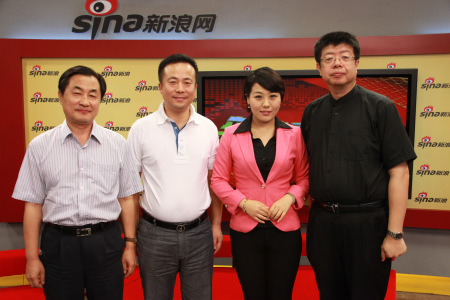 央电视台一套（综合频道）副总监任学安、北大中文系教授张颐武、财政部财政科学研究所研究员周放生做客新浪，介绍新片《公司的力量》。上图左起：周放生、任学安、新浪财经主持人权静、张颐武。（来源：新浪财经）