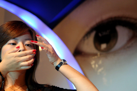 美国强生视力保健产品公司在上海宣布在中国市场正式推出强生美瞳1日更换型隐形眼镜。CFP 资料