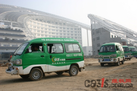 图片说明：皇明的售后服务车驶过，仍难解决消费者日益增加的积怨，皇明售后服务亟待提高成为不争的事实。