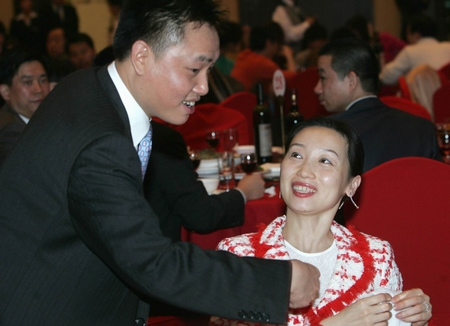 黄光裕之妻杜鹃(右)长期在香港主管黄家资产投资，对很多项目非常了解，精明干练，英语熟练，一直是黄光裕的“智库”，对公司管理层也颇有影响力，过往一直是黄家与香港机构投资者沟通的主要渠道。CFP 资料