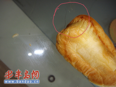 张女士购买的达利园法式软面包内有根头发
