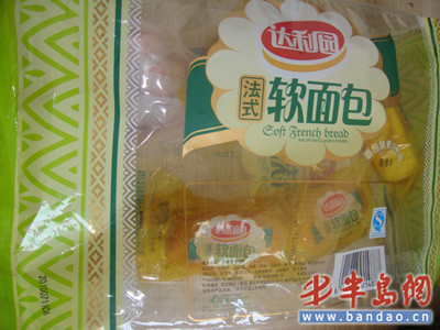 张女士购买的达利园法式软面包内有根头发