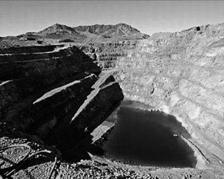 由于中国稀土价格低廉，美国10年前关闭了芒登帕斯稀土矿。