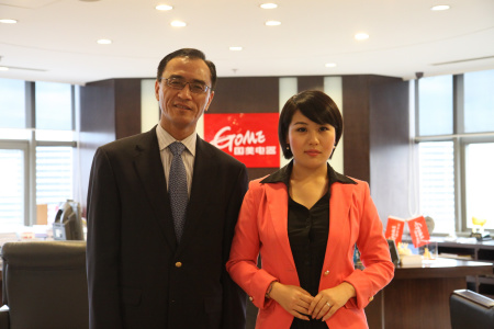 陈晓与新浪财经主持人权静合影。陈晓右侧身后依稀可见的大楼就是黄俊钦的新恒基大厦，而国美总部所在的鹏润大厦也归属于黄氏兄妹旗下的鹏润集团。(图片来源：新浪财经 王非 摄)