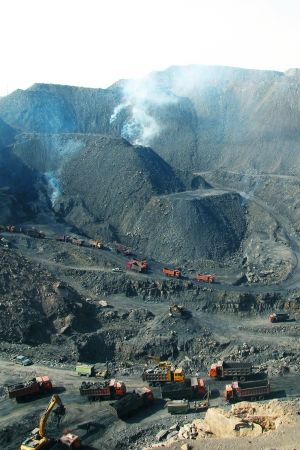 　　9月11日，内蒙古乌海市，一处正在进行的“灭火工程”。远处，采煤遗留下来的小山一样的煤矸石和渣堆在燃烧。本报记者 杨万国 摄