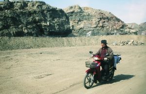 　9月5日，乌海市，一名工人骑摩托车经过曾经的着火点。本报记者 赵亢 摄