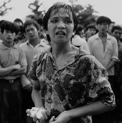 专程从江西赶来的小伙子在发售前半小时被挤出列，他手上揣着身份证和钱绝望地喊道：“我排了两天两夜的队啊……”。