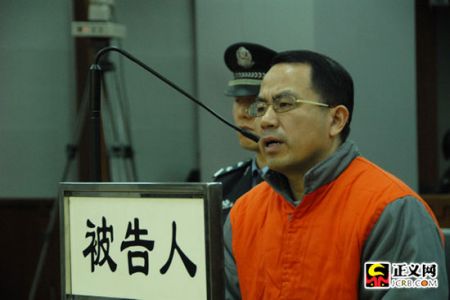 炮制国内“操纵证券市场第一案”的股市“黑嘴”汪建中，今天上午在北京市第二中级人民法院受审。图为汪建中在回答公诉人的讯问。