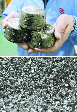 通过化学处理而成的块状稀土和由稀土原料制成的微型磁铁块原料(图片资料来源：北京晚报)