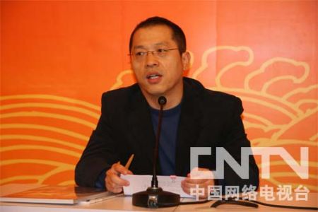 图为中央电视台新闻中心副主任梁健增先生介绍央视新闻改革。(来源：央视网)