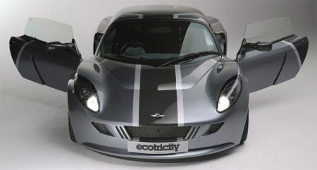 图为英国首款风能跑车“复仇女神”