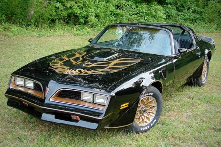 图为1977年版庞蒂亚克Trans Am