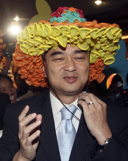 图为阿披实有些腼腆地戴上了这个安全套帽