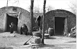 在2006年那次拆迁中“遗留”下来的瓮窑洞，村民在里面栖身。