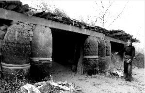 　　一名南焦村村民的瓮窑和建在窑厂边的房子2006年被全部推倒，他用废弃的大瓮搭起一座简易厂棚，里面储存着他生产的耐火土粉末。