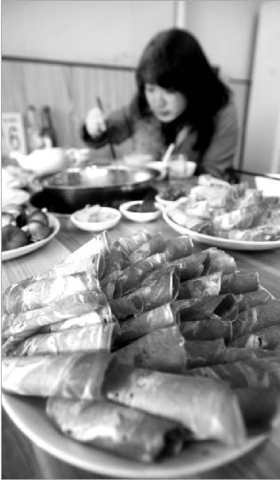 冬日里吃火锅，羊肉卷是很多市民的必点菜肴。 本报记者 倪娜 摄