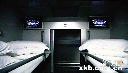 普通软卧车厢每个床位都有电视。