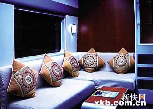 高级软卧车厢还有沙发。(据《东方早报》截屏图)