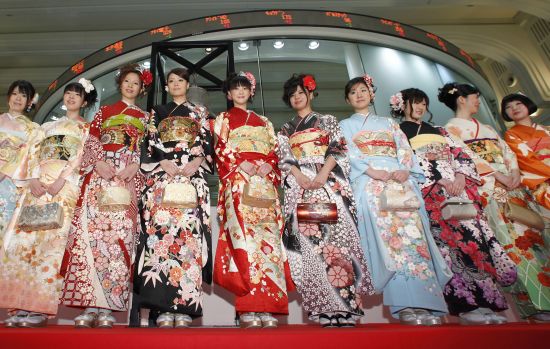 图为身穿和服列队庆贺的日本女士