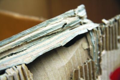 撕开钱先生的水果箱，纸箱夹层被灌满了水泥浆。