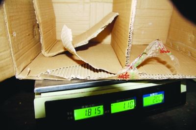 在一家水果店，随便找一个芦柑包装箱称重，都在1.8公斤以上。李海勇 摄