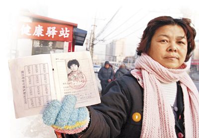 郭春平向本报记者出示自己的失业金领取证。　香港文汇报记者王添翼 摄